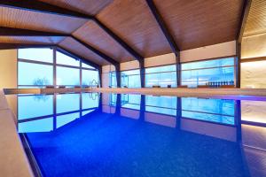 巴特科尔格鲁布施灵格斯霍夫酒店的一座带大型游泳池的室内游泳池