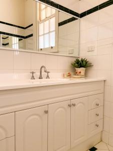 CoorowThe Coorow Hotel的白色的浴室设有水槽和镜子