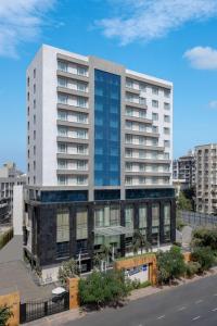艾哈迈达巴德Radisson Blu Hotel Ahmedabad的街道上的城市公寓楼