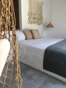 LakkíonAELLIA HOTEL & SUITES LEROS的一间卧室配有一张带蚊帐的床