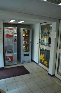 尚贝里尚贝里普瑞米尔经典酒店的一间空房间,在商店里有两个冰箱