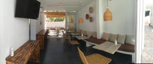 LakkíonAELLIA HOTEL & SUITES LEROS的用餐室配有长椅和桌椅
