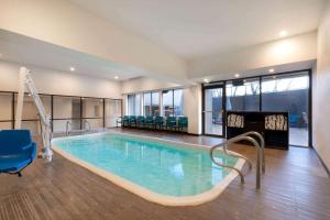 格伦伍德温泉La Quinta by Wyndham Glenwood Springs的大楼内一个带滑梯的大型游泳池