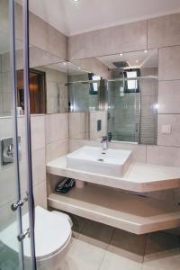 拉加纳斯Zen Apartments的一间带水槽和卫生间的浴室