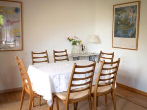 瓦布斯Haus Waterblick的一间配备有白色桌椅的用餐室