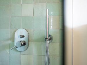 瓦布斯Haus Waterblick的玻璃门淋浴和淋浴头
