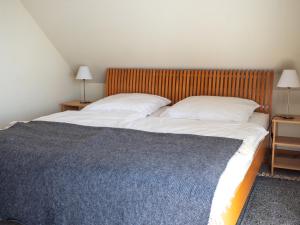 瓦布斯Haus Waterblick的一间卧室配有一张大床和两个枕头