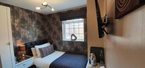 南希尔兹比奇伍德酒店的一间小卧室,配有床和窗户