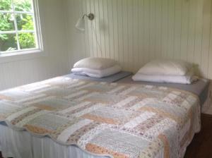 博里霍尔姆Villa Lavendel的一张带两个枕头的床和一床被子