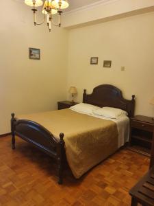 梅达Hotel Novo Dia的一间卧室配有一张床和一个吊灯