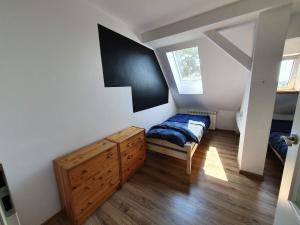 格利维采Apartament na poddaszu的一间卧室配有两张床和梳妆台。