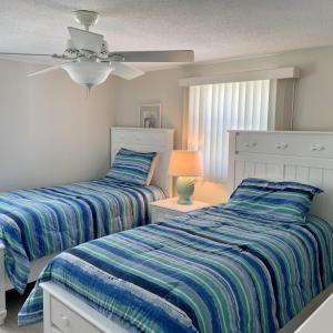 Point O'RocksIsland House Beach Resort 23的卧室内两张并排的床