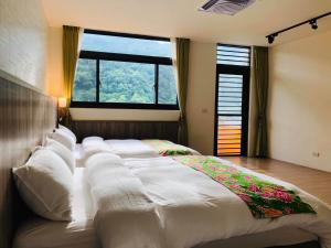 南庄乡南庄漫晨旅店Nanzhuang Manchen B&B的卧室设有一张大床,卧室设有大窗户