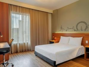 圣保罗ibis Styles SP Centro的酒店客房设有床和窗户。
