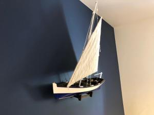 索波特Villa Julius Sopot的挂在墙上的船模型