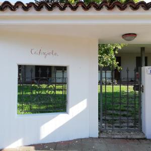 MogliaCa Angiola的白色的建筑,带有大字门