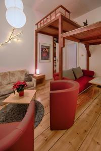 柏林Ruhige Ferienwohnung in Kreuzberg的一间带红色沙发的客厅和一间带沙发的客厅