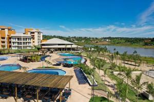 卡达斯诺瓦斯Ilhas do Lago Eco Resort的拥有几个游泳池和河流的度假胜地
