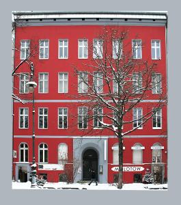 柏林Ruhige Ferienwohnung in Kreuzberg的前面有棵树的红色建筑