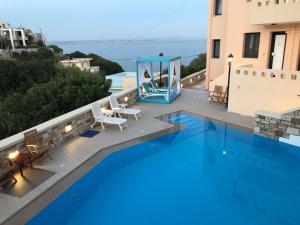 MonoliaSea Breeze Apartments Chios的享有大楼景致的游泳池