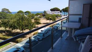 坎布里尔斯Apartamento playa Cambrils edificio Torresol的阳台享有停车场和巴士的景致。