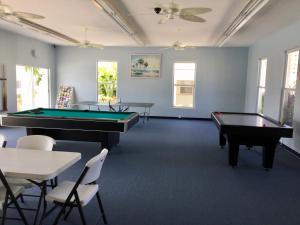 西耶斯塔岛Island House Beach Resort 5的台球室配有2张台球桌和椅子