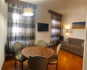 罗马特雷维公寓的客厅配有桌子和沙发