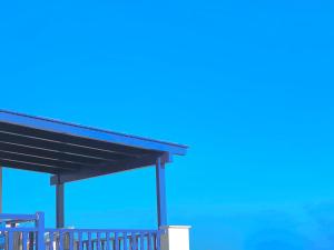 考弗尼西亚Selini Studios的一座有蓝色天空的建筑