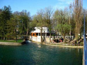 比哈奇Hotel Paviljon的停靠在公园的河流上的船只