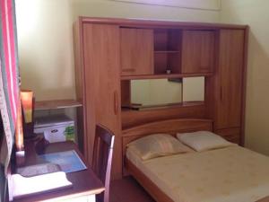 圣丹尼斯Chambres D'hôtes AISSA的一间小卧室,配有一张床和一张书桌