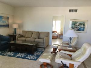 Point O'RocksIsland House Beach Resort 6S的客厅配有沙发和桌子