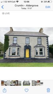 克拉姆林Ballyginniff Farm House的一张有黄色门的房子的照片