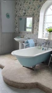 克拉姆林Ballyginniff Farm House的浴室配有白色浴缸和水槽