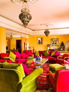 拉拉塔可库斯特Rive Du Lac的大型客厅配有红色和绿色的家具