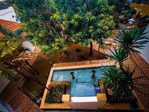 KudusVilletta House Syariah的享有带游泳池的别墅的顶部景致