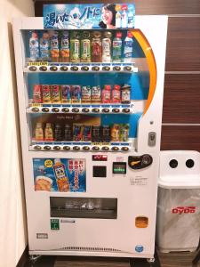 静冈桑普商务酒店的自动售货机出售食品和饮料