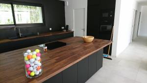 普罗梅尔Villa Gavrinis的厨房配有带球的木制台面