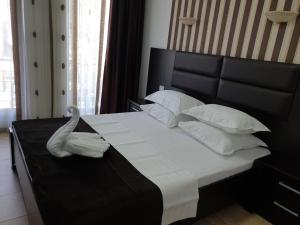 马马亚Hotel Solea Beach的卧室配有一张带白色床单和枕头的大床。