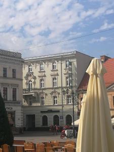 雷布尼克Rynkowy的坐在大楼前的白色雨伞