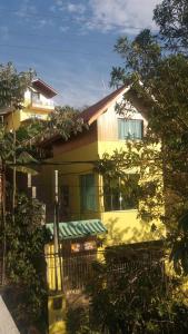 佩尼多Alta Vista的黄色的房子,上面有绿色遮阳篷