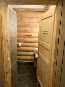 LengdorfLengalm Hütten I & II mit Sauna的一间位于客房内的带木门的浴室