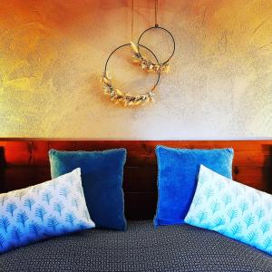 瓦兹河畔欧韦全景酒店的一间设有两个蓝色枕头和墙壁的客房
