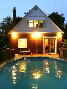 多伦多Comfort Home Toronto的房屋前有游泳池的房子