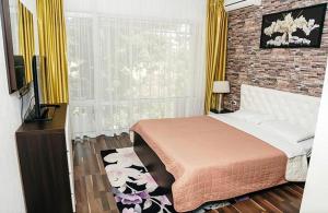 敖德萨乔治格拉德公寓的一间卧室设有一张床和一个窗口