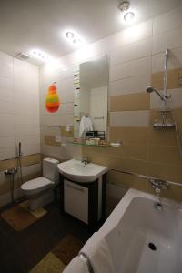 敖德萨乔治格拉德公寓的浴室配有盥洗盆、卫生间和浴缸。