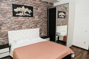 敖德萨乔治格拉德公寓的一间卧室设有一张床和砖墙