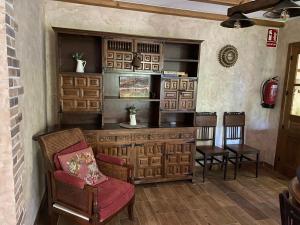 GavilanesCasa Rural El Molino的客房设有带椅子和桌子的酒吧。