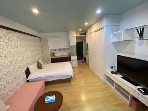 高雄85高雄港商旅的小房间设有床和电视