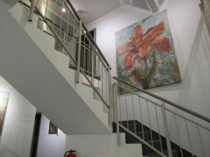 埃朗根埃朗根艺术酒店的挂在楼梯旁墙上的画
