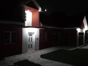 索科矿泉村Studio Ivana 1的夜晚有白色门的房子